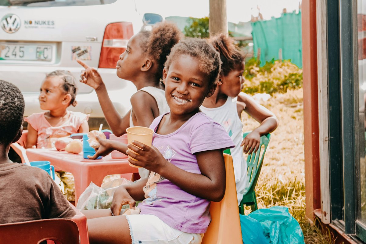Des enfants attablés à la cantine